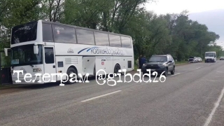 В Ставрополье рейсовый автобус попал в тройное ДТП по пути в Саратов
