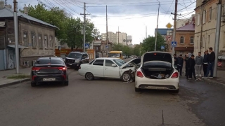 На Челюскинцев столкнулись "десятка" и "Mercedes". 5-летняя девочка в больнице