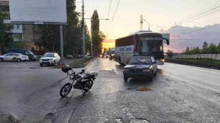 В Ленинском районе не разъехались мопед и "Москвич". Пострадал подросток
