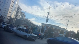 На Ильинской площади парни катались на капоте "семерки"