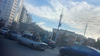 Катавшего друзей на капоте "семерки" 21-летнего водителя оштрафовали по двум статьям