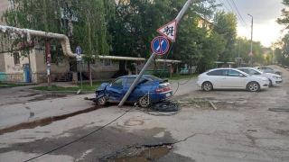 В Заводском районе "12-я" врезалась в "Патриот" и столб. Двое в больнице
