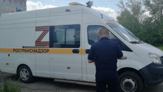 Дальнобойщик пытался дать взятку рублями и долларами. Он арестован