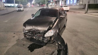 "Приора" и "Калина" не поделили ночную дорогу в центре Саратова