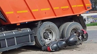 В Саратове мотоциклиста достали из-под "Камаза" и увезли в больницу