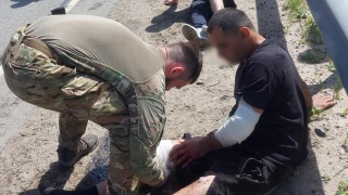 Бойцы "Грома" первыми пришли на помощь пострадавшим в ДТП на трассе