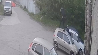 Парень "пробежался" по крыше авто на Гвардейской. Владелица обратилась в полицию