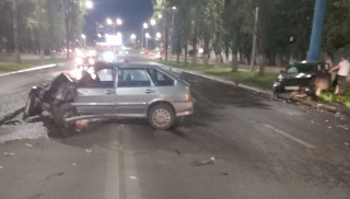 На проспекте Строителей "встретились" "Ниссан" и "Лада". Двое в больнице