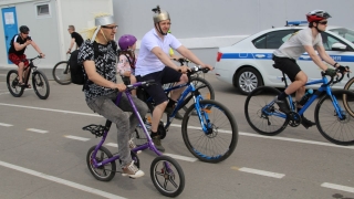 Сотни велосипедистов соревнуются в скорости на набережной Саратова
