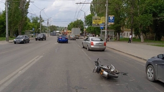 В Ленинском районе травмировались юные девушки на мопеде