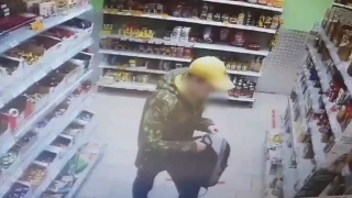 Шампуни и кофе. В Саратове арестовали серийного магазинного вора