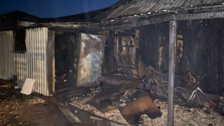 В Ершове на пожаре погибла женщина, ее внучка успела выбежать из дома