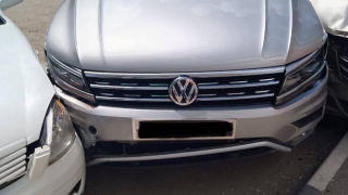 Водитель "Ниссана" врезался в стоящие автомобили и попал в больницу