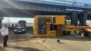 На Усть-Курдюмском шоссе тягач с экскаватором не пролез под мостом