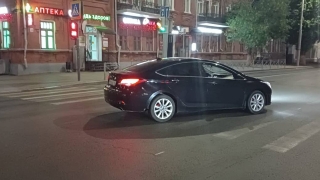 Ночью в центре Саратова легковушка сбила трех девушек