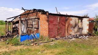 В саратовском селе ночью горели два трактора, гараж и дом