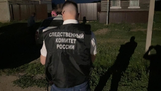 Сорвавшийся с домкрата автомобиль насмерть придавил 22-летнего парня