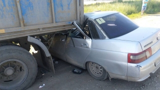 "Десятка" заехала под "Камаз". Женщину и ребенка отвезли в больницу