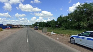 Из-за мусорного бака пожилой водитель сбил подростка