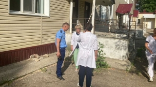 В Балакове маленький ребенок выпал из окна второго этажа больницы