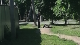 В балаковском парке полицейские пинали ногами мужчину. Реакция СК