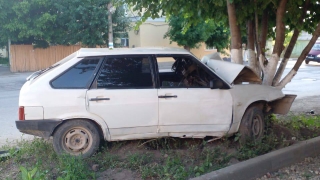 В Вольске автомобиль врезался в дерево. Есть пострадавшие