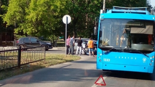 На Астраханской кроссовер протаранил троллейбус