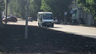 Пассажиры маршруток вытаптывают новый газон при остановке в неположенном месте