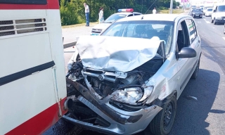 На Усть-Курдюмской иномарка въехала в 90-й автобус
