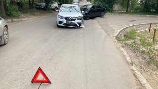 В Ленинском районе не разъехались две иномарки. Молодая женщина в больнице