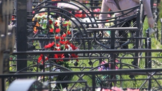 В пасхальное воскресенье саратовец украл на кладбище сумку пенсионерки