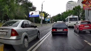 Очевидец: в Саратове водитель "Форда" объезжал пробку через двойную сплошную