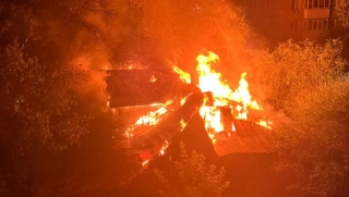 Ночью в Саратове горели два дома. Есть пострадавший