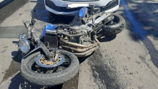 На Соколовой мотоциклист врезался в "Тойоту" и отлетел в "Шкоду"
