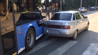 В центре Саратова машина поехала без водителя и врезалась в троллейбус