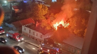Ночью в центре Саратова сгорел деревянный дом