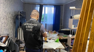 Разбитая голова и пакет с растительным веществом. В многоэтажке Солнечного нашли труп полицейского