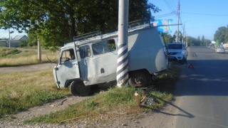В Энгельсе "буханка" врезалась в столб. Пострадала женщина