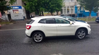 В центре Саратова женщина попала под колеса "Мерседеса"