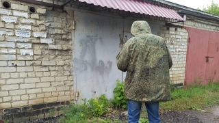 "Двигатель был заглушен". В частном гараже в машине нашли мертвого водителя