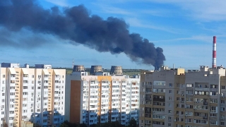 Склад в Саратове тушат семь пожарных расчетов