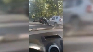 В Балакове "Рено" перевернулся на крышу после наезда на бордюр