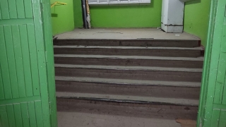 В Саратове дочь инвалида не может добиться установки пандуса в подъезде