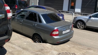 В центре Саратова "Приора" попала в открытый люк