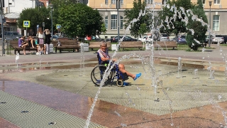 Не пустили в троллейбус. Женщина в инвалидном кресле простила водителя