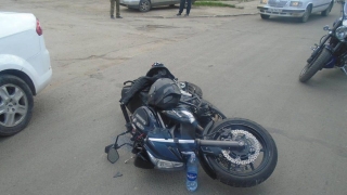 За полчаса в Саратове и Энгельсе госпитализировали парня и девушку на мотоциклах