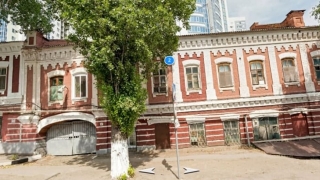 Еще вчера. Мэрия решила срочно снести дом в центре Саратова