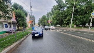 У сквера в Заводском районе "Мазда" сбила пешехода