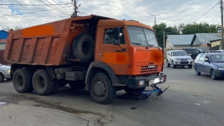 На улице Танкистов "Камаз" сбил 22-летнего велосипедиста