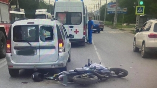 В Энгельсе встретились "Ларгус" и мотоцикл. Один человек в больнице